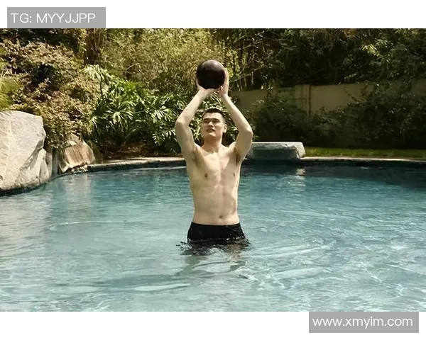 国际男足球星展示完美腹肌魅力 引领健身潮流与时尚风潮