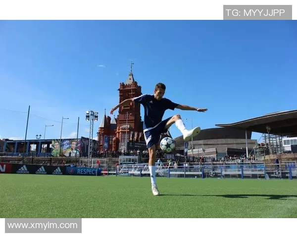 球星视角下的花式足球艺术探索与技巧解密 球星视角下的花式足球艺术探索与技巧解密