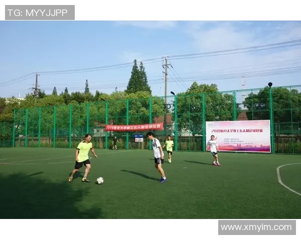 足球球场聚焦巨星闪耀激情绿茵追逐梦想燃动青春